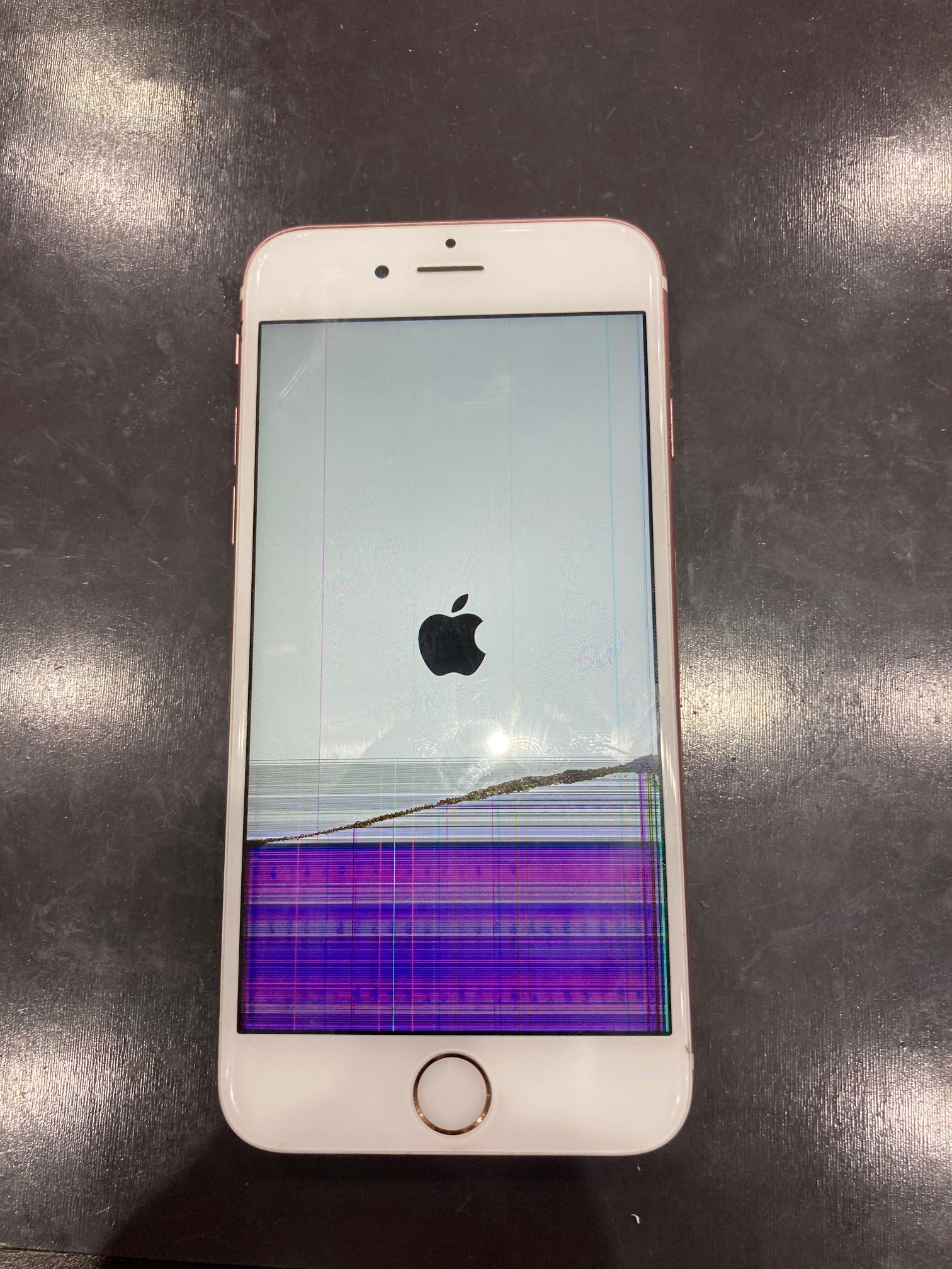 iPhone の 画面割れ 修理 も行っております♬