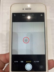 iPhone SE（第一世代）　リアカメラ交換１　黒い点が見えてます