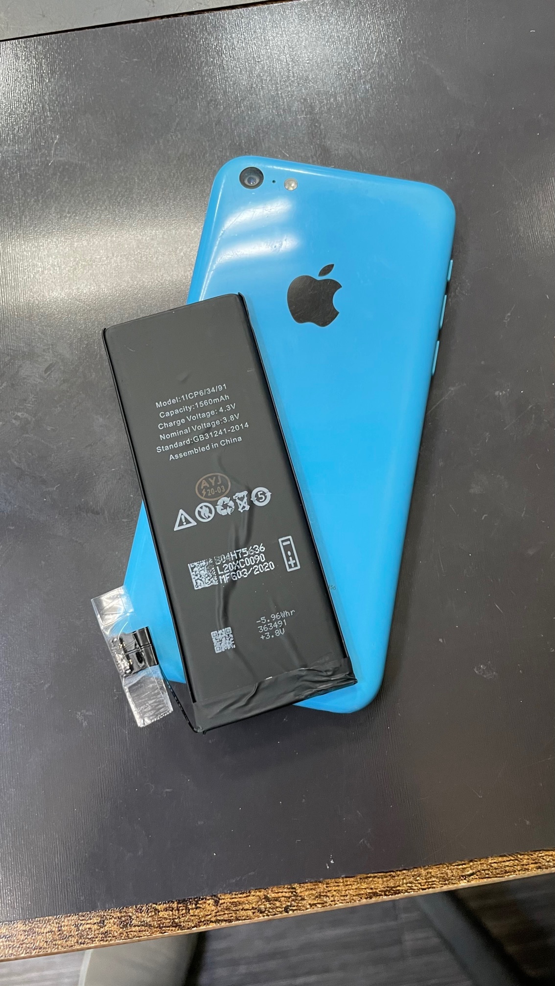 福岡県飯塚市よりご来店。iPhone5Cの電池交換を承りました！