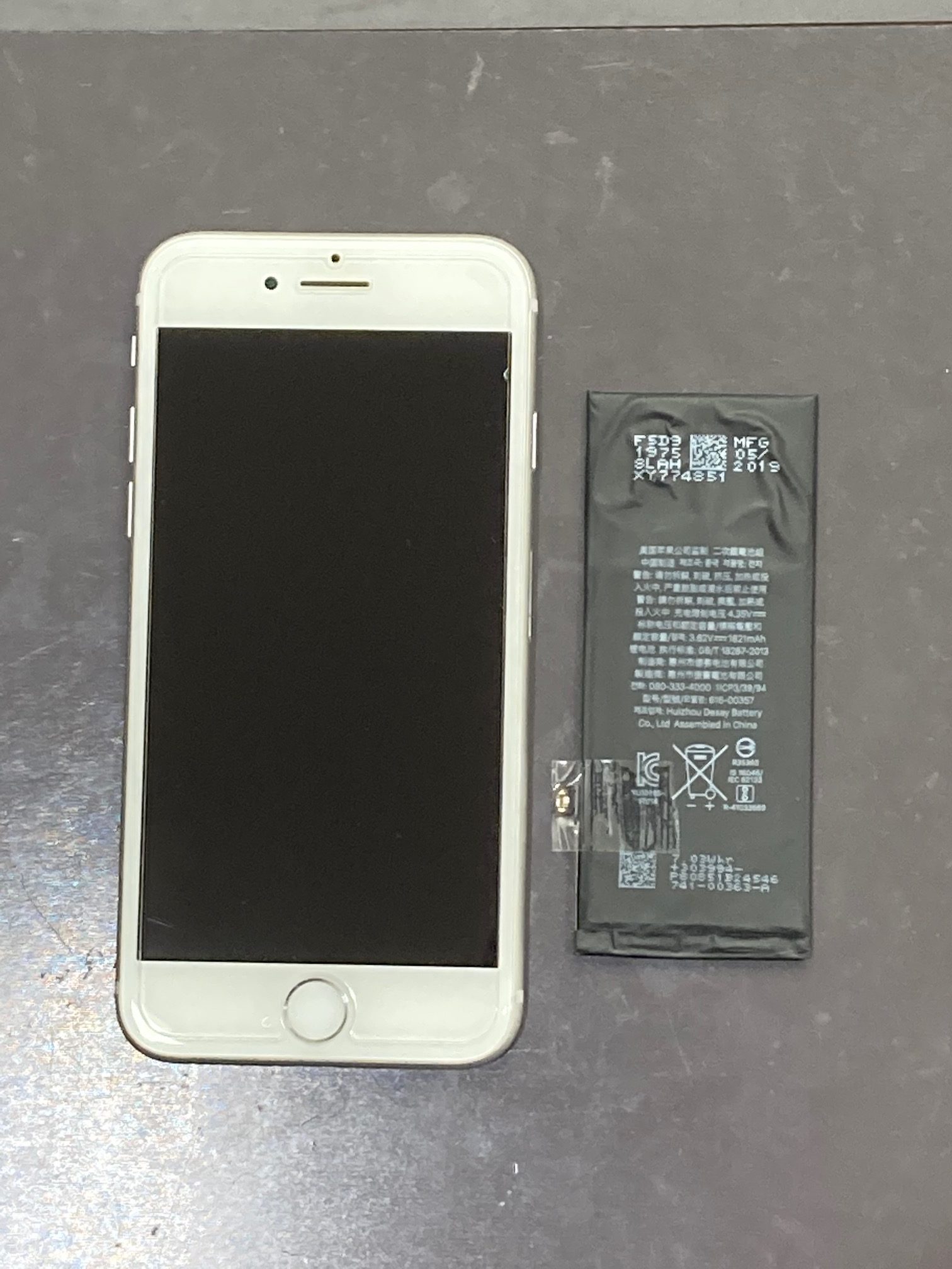 ＜直方市＞アイホーン８の電池交換を担当いたしました！
