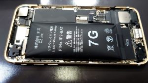 iPhone7 バッテリーが膨張 放置すると危険です！