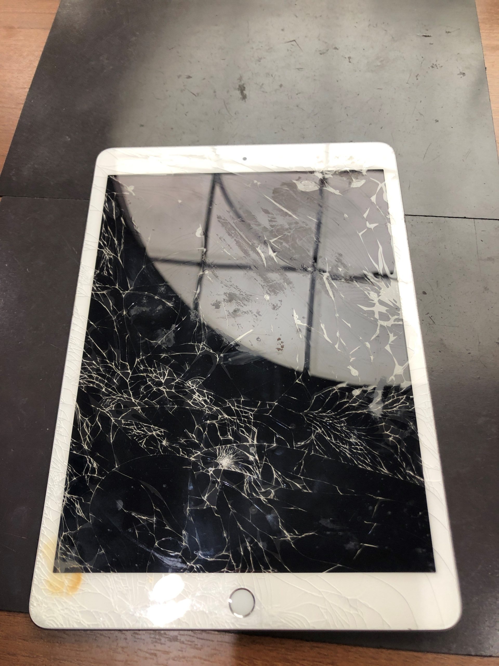 iPad 画面交換 の受付をいたしました☆