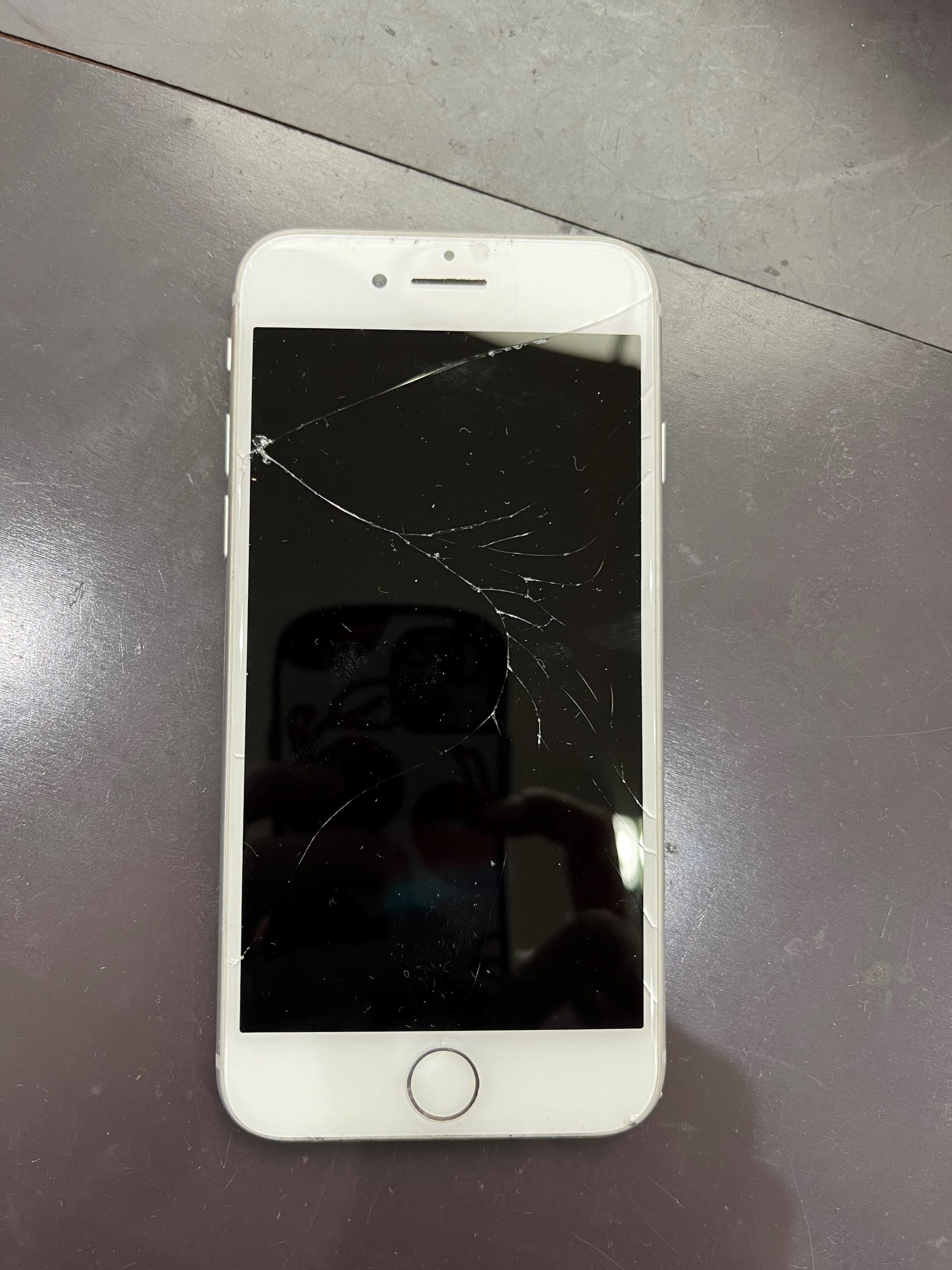 iPhone８ の 画面交換 を担当いたしました★