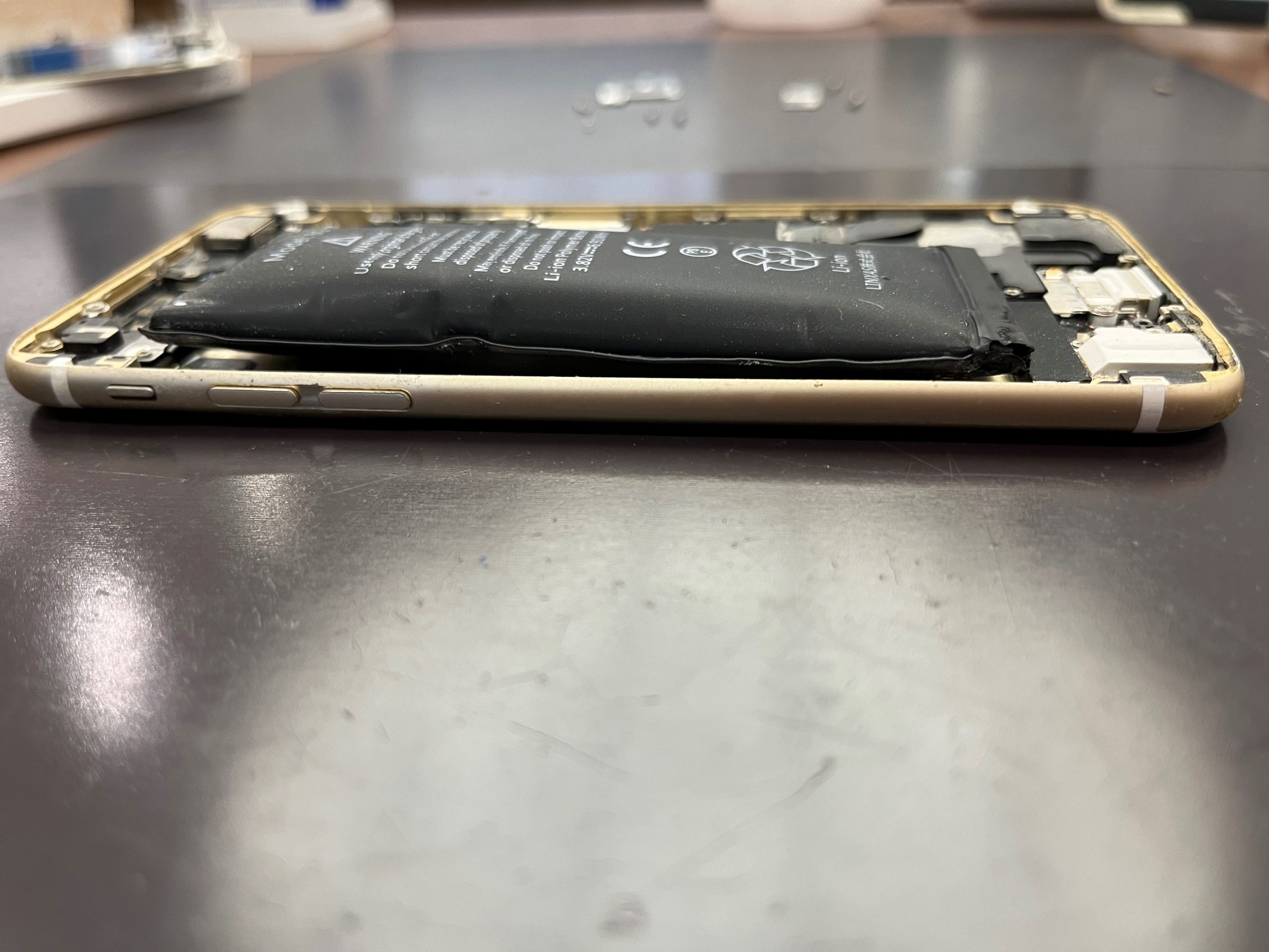 バッテリー が 膨張 した iPhone を担当いたしました☆