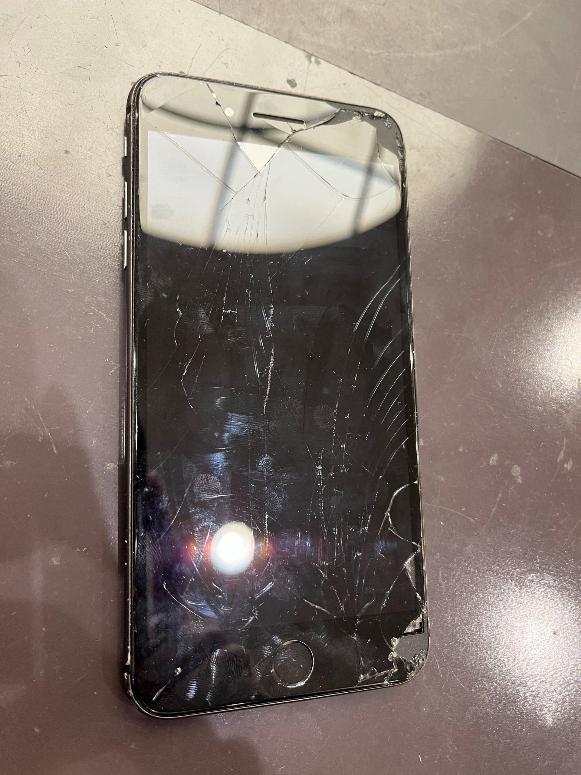 iPhone の 画面交換 を担当いたしました( *´艸｀)