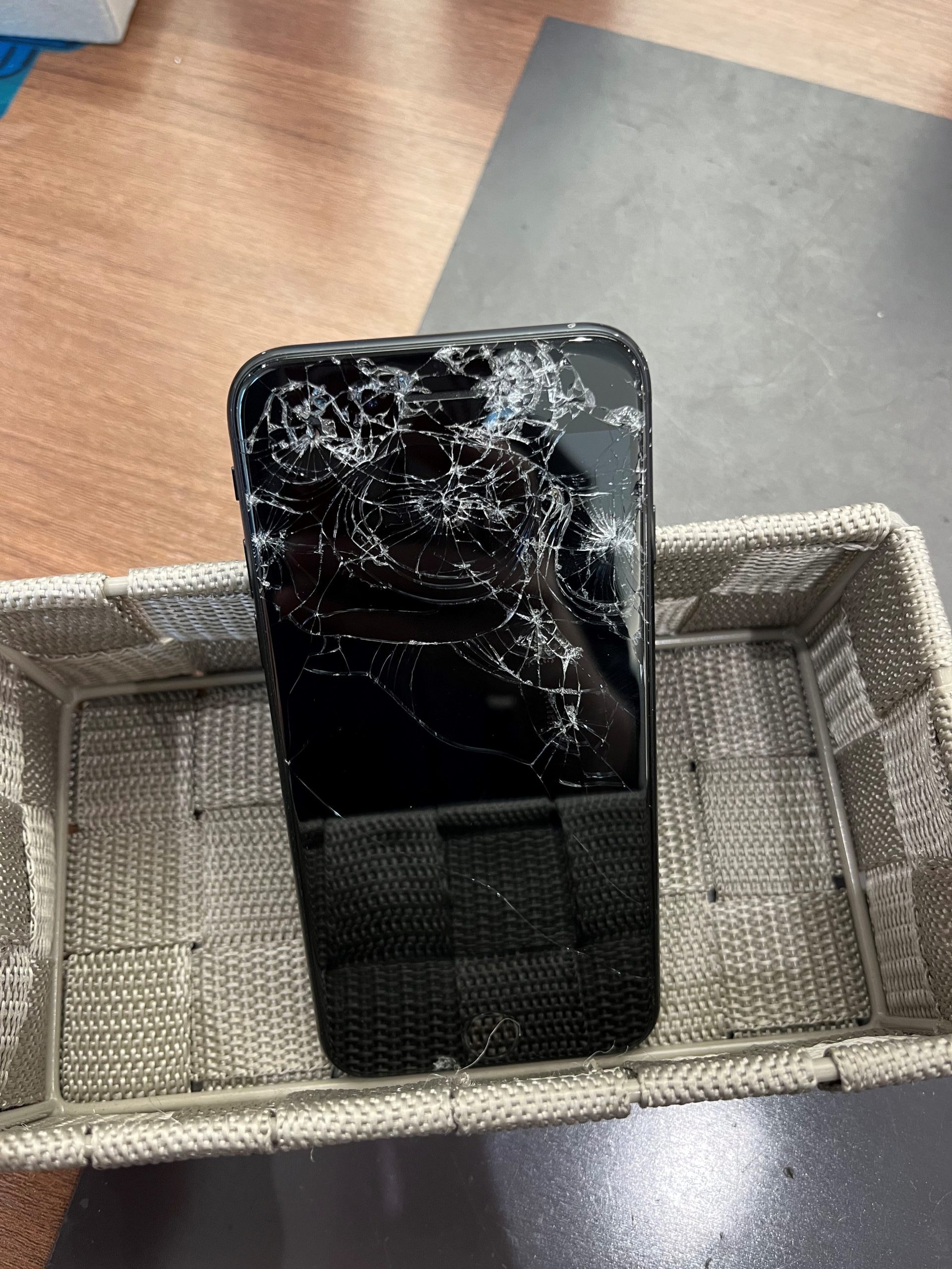 バキバキのiPhone画面の修理完了です！