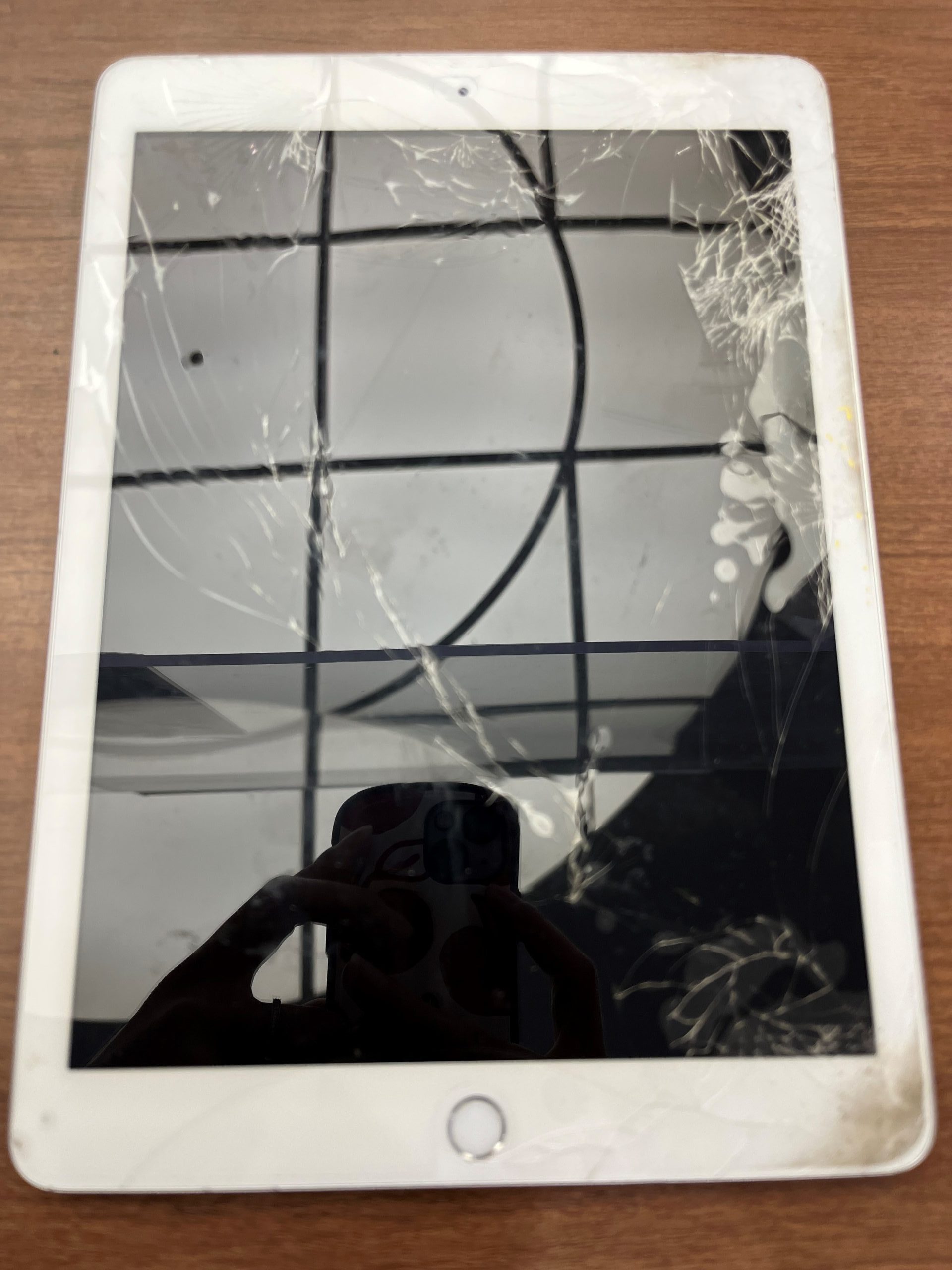 iPad の ガラス割れ 交換 の受付いたしました☆