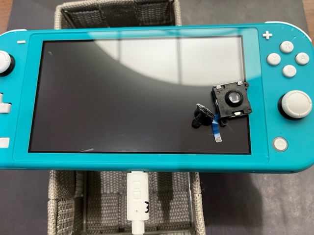 根元から折れてしまったスイッチライトのスティック交換