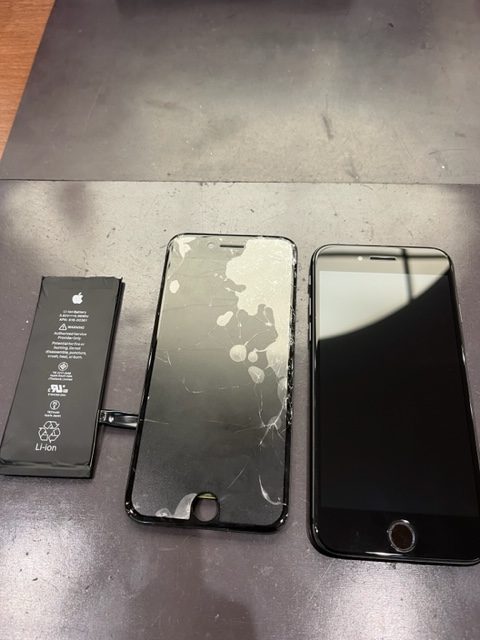 飯塚市よりiPhone８の画面 バッテリー交換にご来店いただきました！