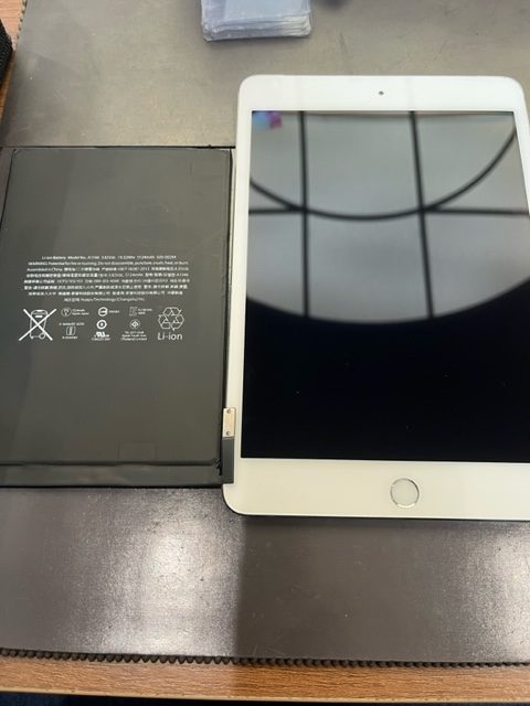 直方市よりiPadmini４のバッテリー交換にご来店いただきました！