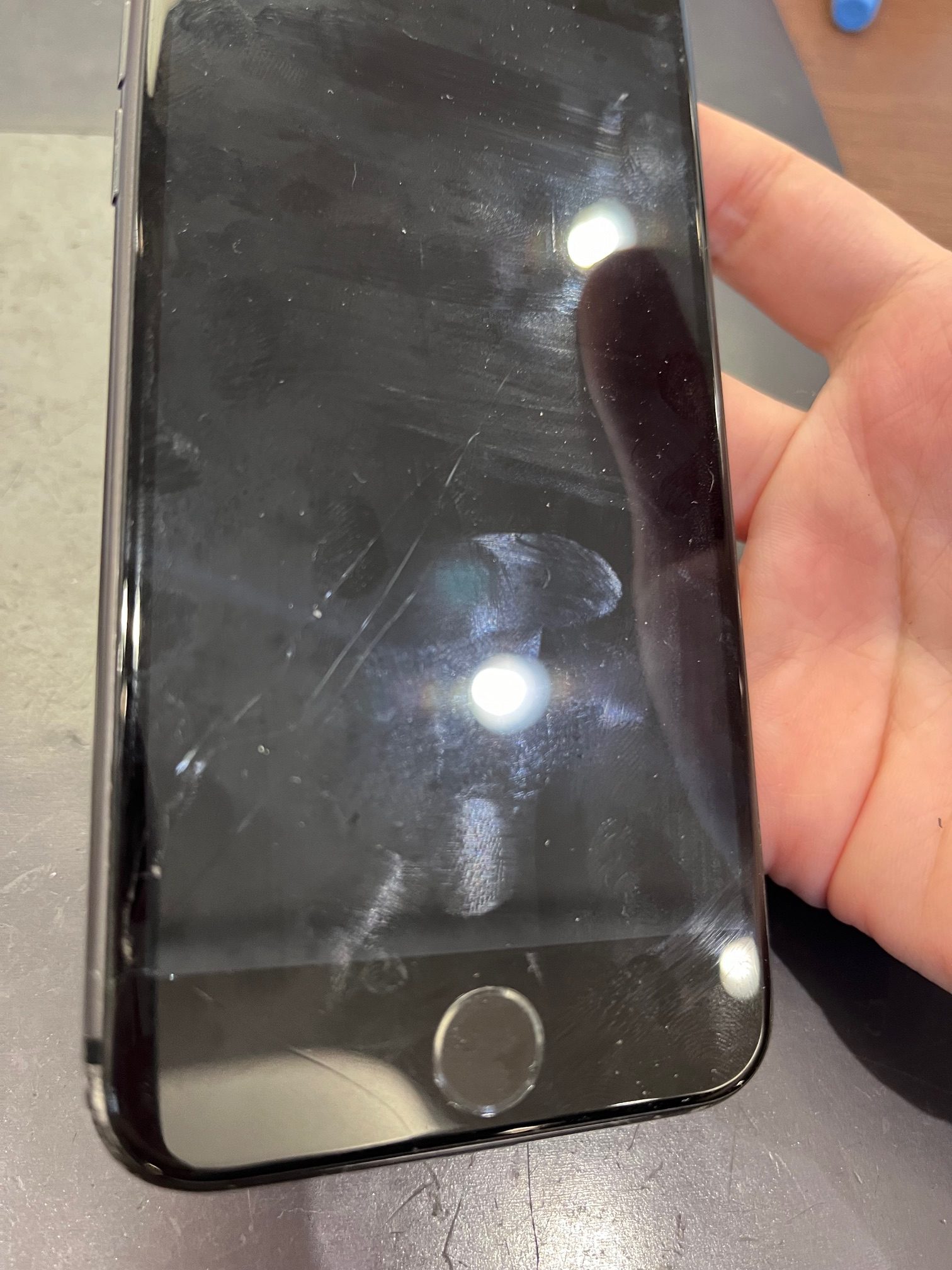 iPhoneSE2画面にヒビ割れ(>_<)