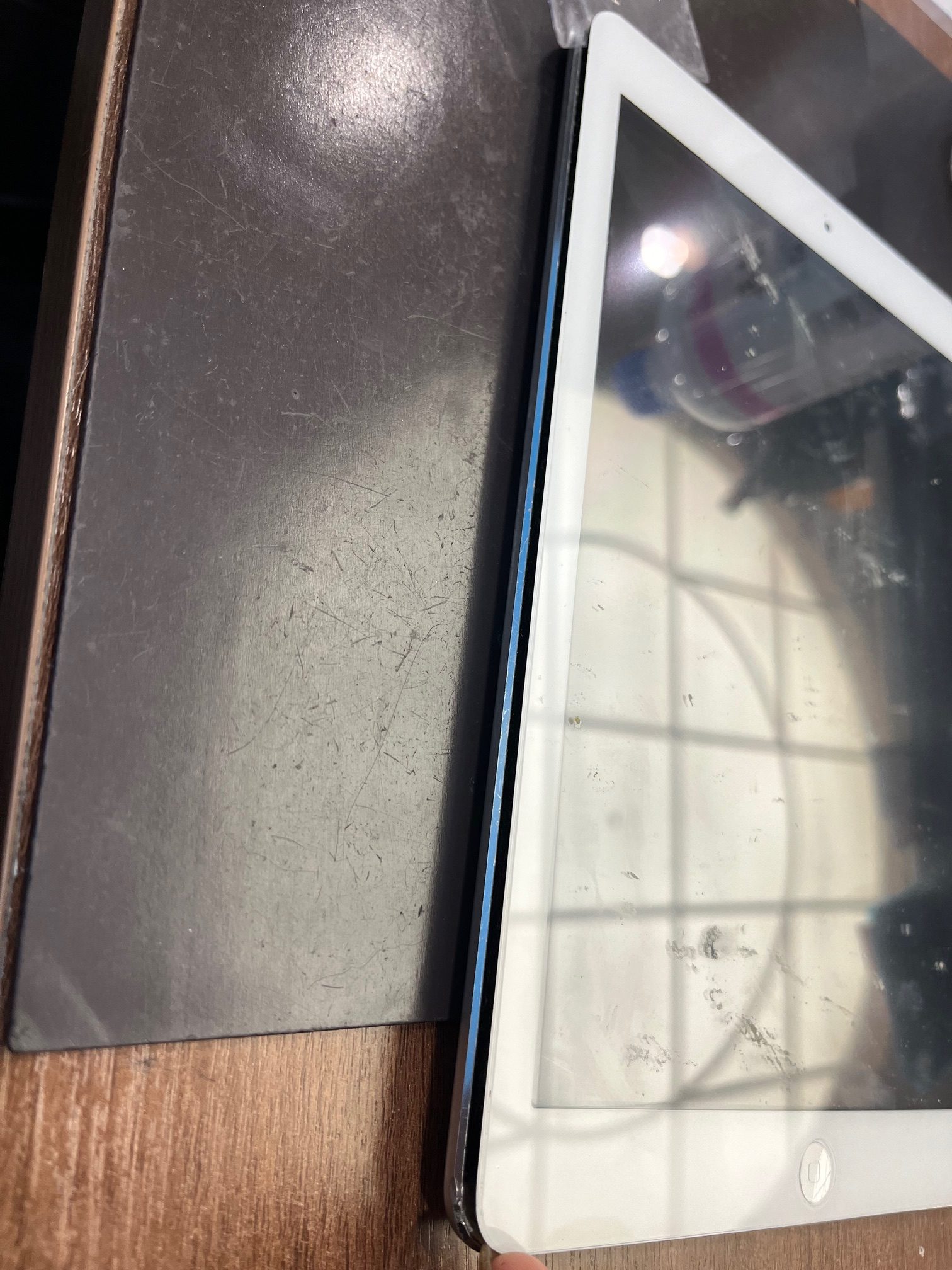 【八幡西区より】iPadバッテリー膨張でご来店