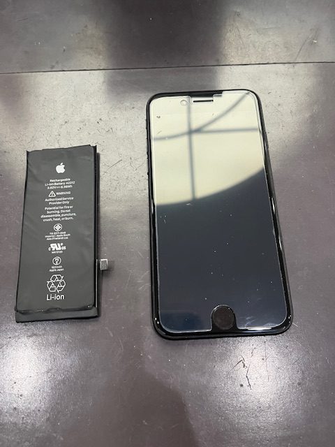 宮若市よりiPhoneSE２のバッテリー交換にご来店いただきました