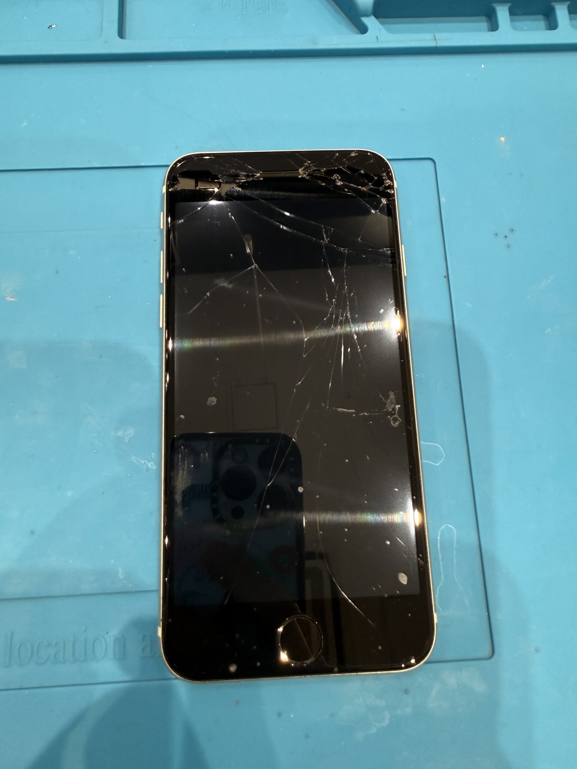 【飯塚店】iPhoneSE3の画面交換を行いました。