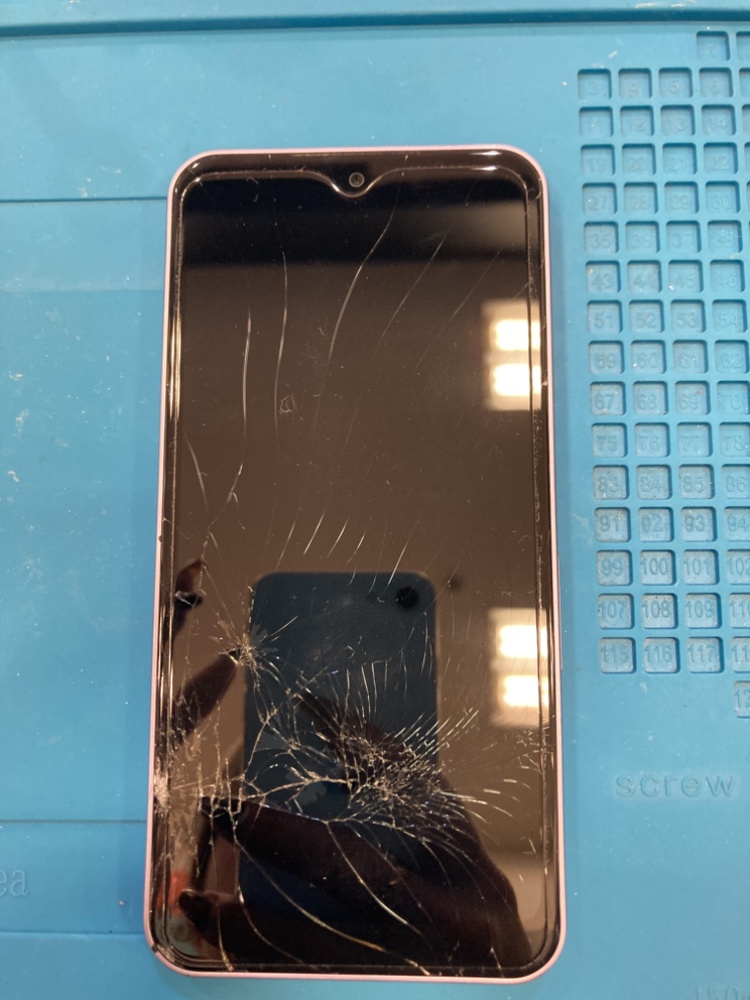 【直方店】arrows weの画面交換を行いました！